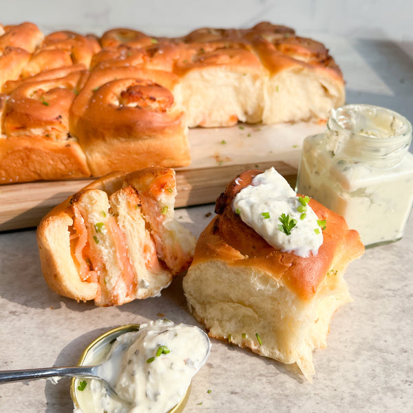 煙三文魚麵包捲 配 手製香蔥酸忌廉醬 | Smoked Salmon Bread Rolls。Handmade Sour cream & chives dipping sauce